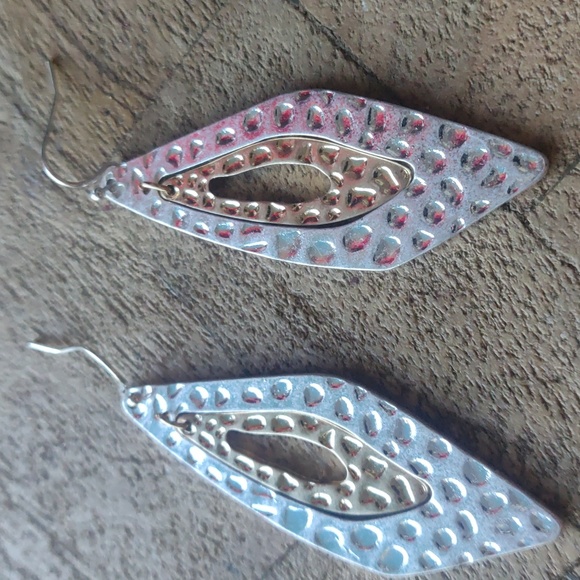 earring - Picture 2 of 3